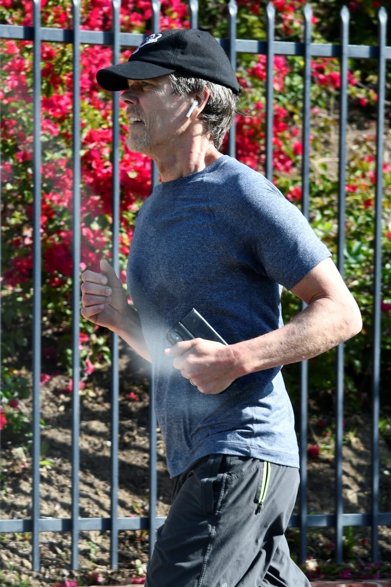 El actor Kevin Bacon se colocó una gorra y tenis para trotar en las calles de su barrio Los Feliz, en Los Ángeles.