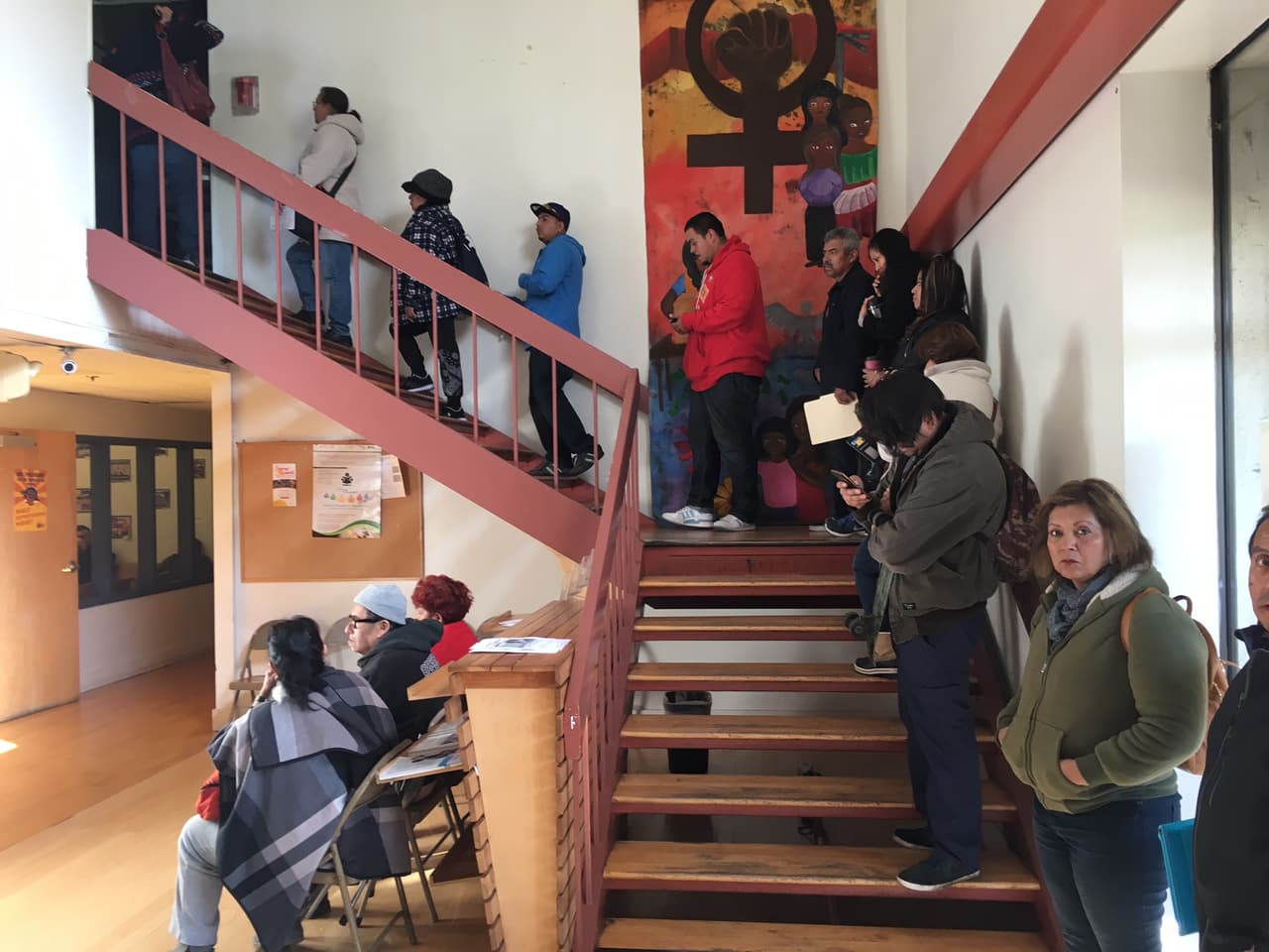 En CARECEN la fila ahora suele extenderse hasta el segundo piso de su edificio.