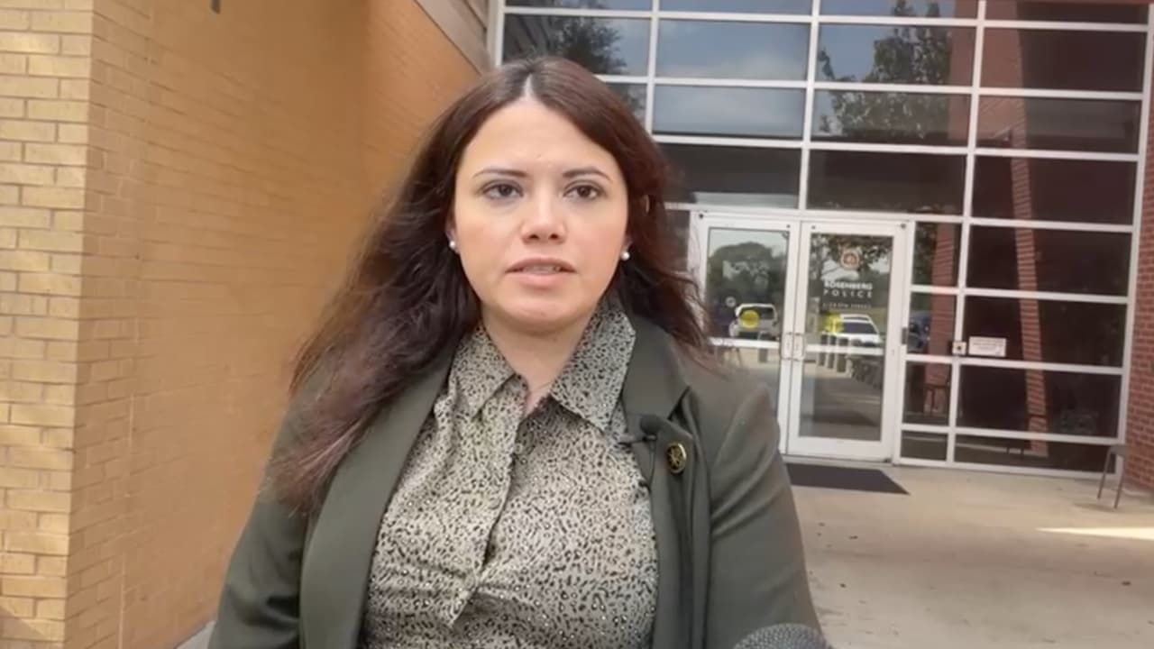 "La alerta Amber se pidió inmediatamente, aunque a veces se lleva tiempo para que se publique. Se aclaró que la niña podría estar en riesgo inminente", indicó Suni Jugueta, teniente de la policía de Rosenberg.