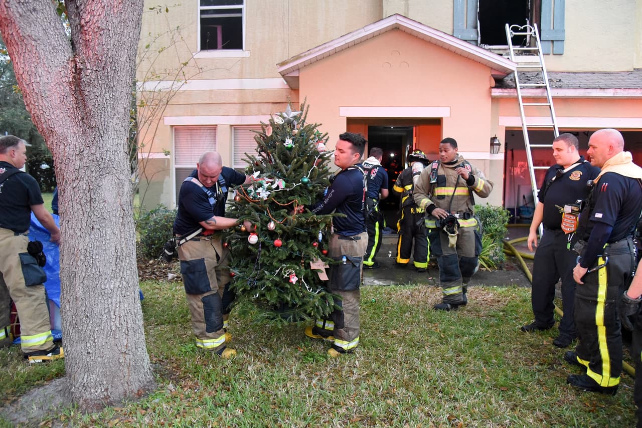 Los bomberos lograron salvar de las llamas los regalos y también el árbol de navidad de la familia.