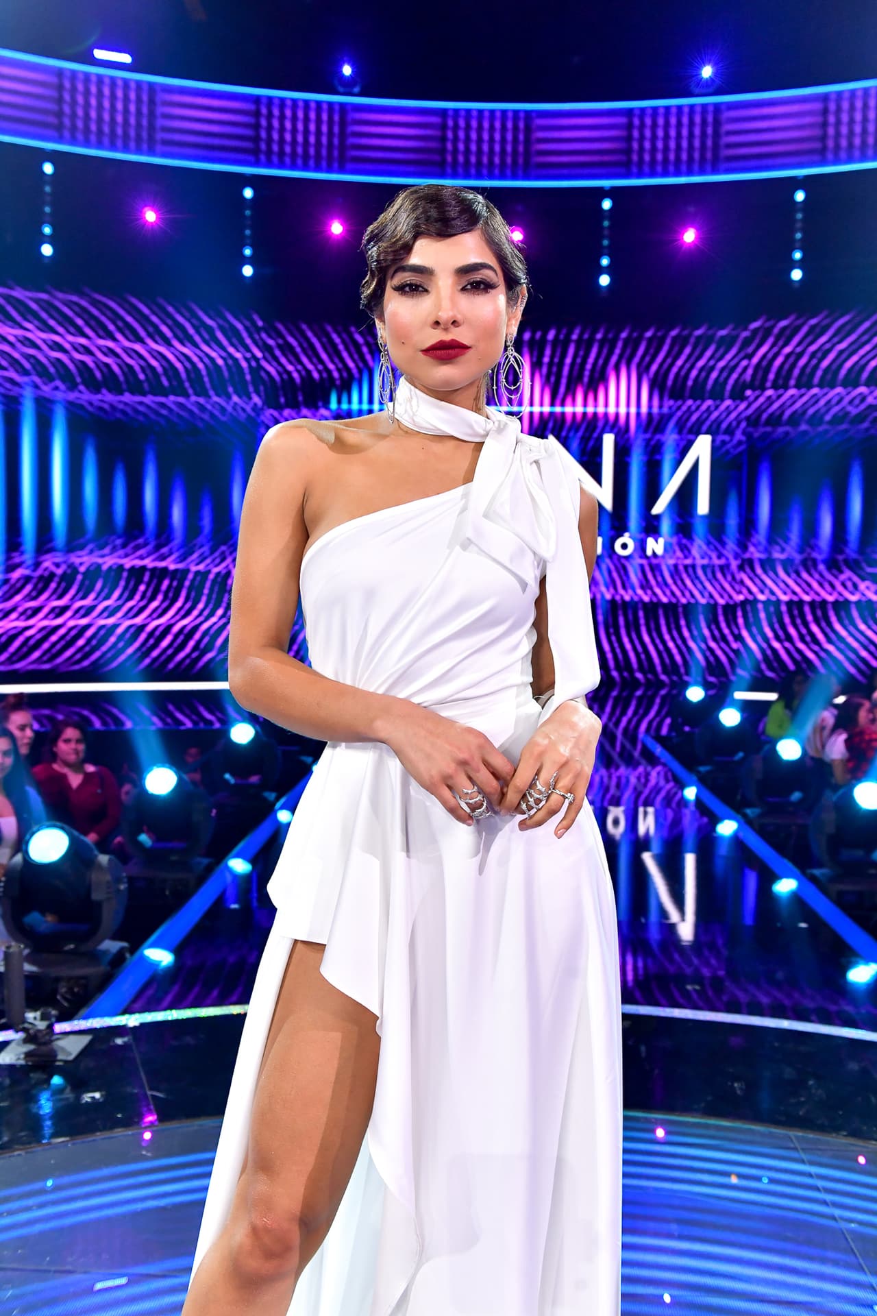 Si hubiera una palabra con la que pudiéramos definir el look de Ale de este domingo esa serí asin duda: glamour.