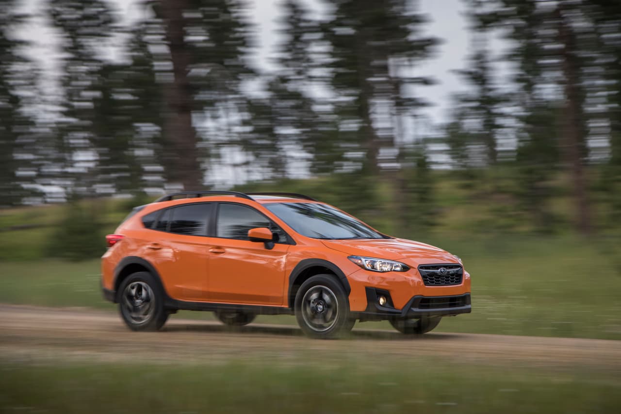 <b>Subaru Crosstrek Premium</b>
<br>
<br>Como verás las camionetas japonesas dominan esta lista. La versión SUV del conocido Subaru Impreza, bautizada con el nombre de Crosstrek, tiene además otras características sobresalientes como una cabina confortable y silenciosa. Esta versión Premium agrega monitoreo de punto ciego y alerta de tráfico trasero a su equipamiento.
<br>