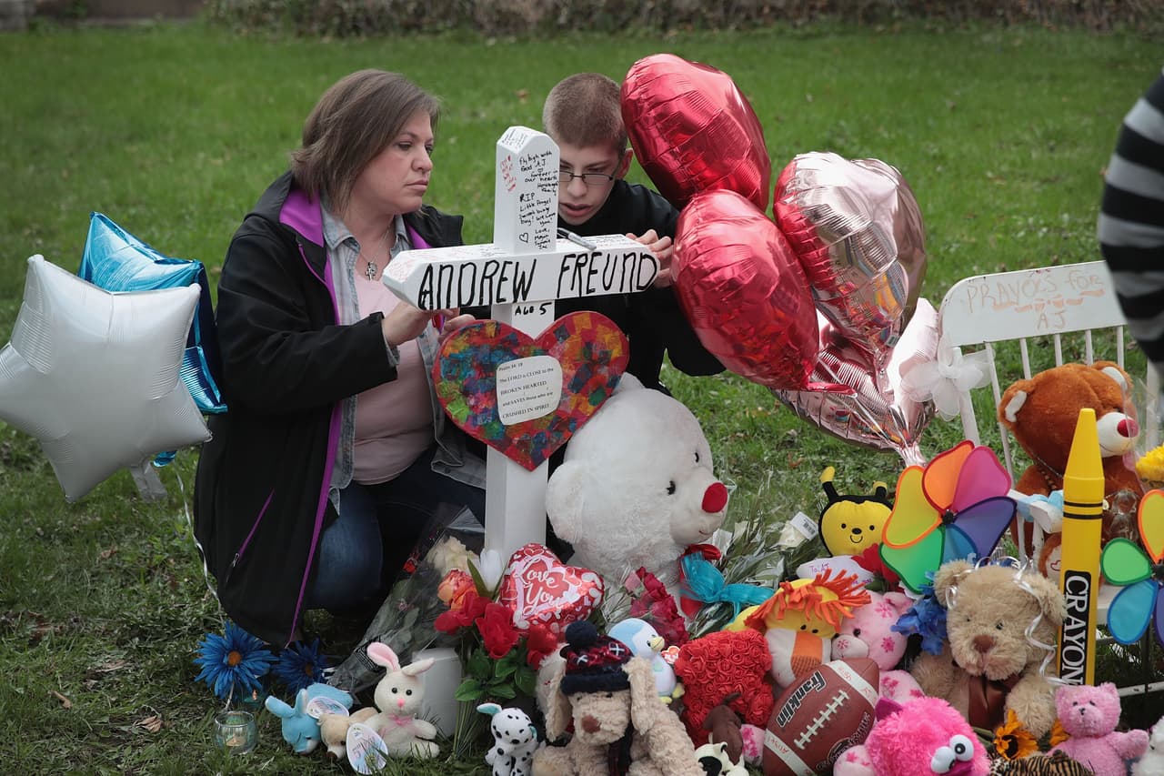 La comunidad de Crystal Lake continúa sintiendo profundamente la muerte de
<a href="https://www.univision.com/local/chicago-wgbo/familia-de-crianza-del-pequeno-andrew-freund-asesinado-en-crystal-lake-dice-que-lo-amaba-mucho-video">AJ Freund</a>, el niño de 5 años que murió asesinado a golpes por sus padres en abril de 2019.