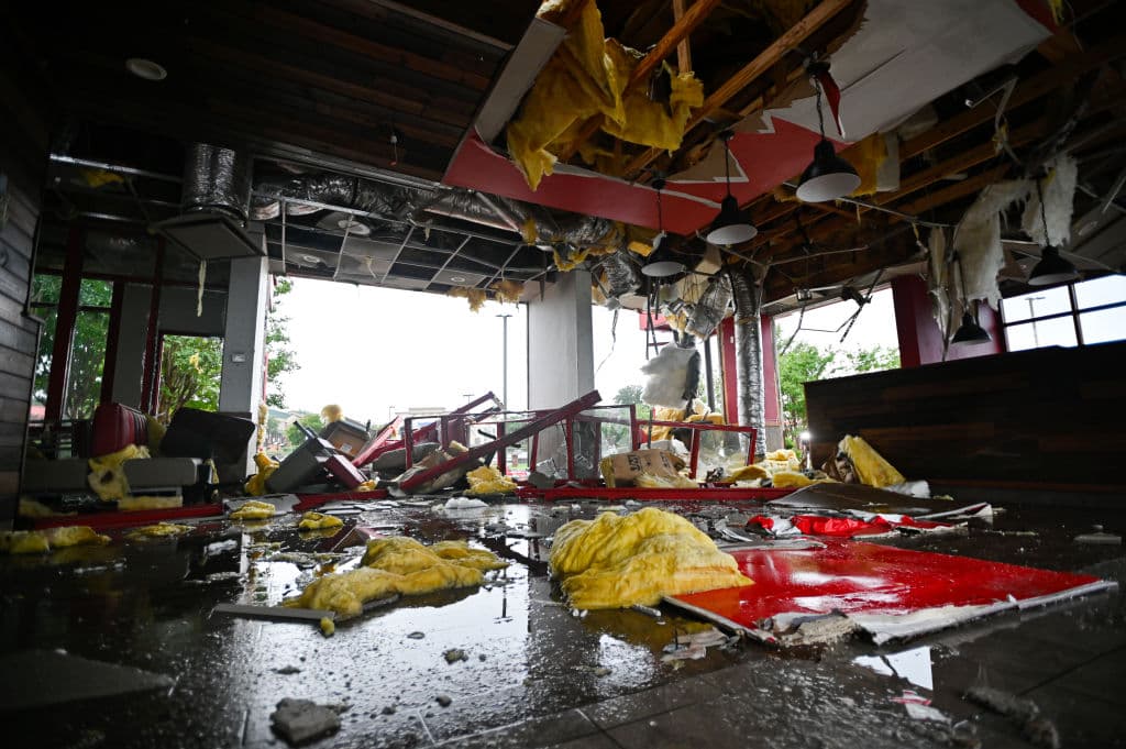 Adentro del negocio, parecía que había ocurrido una explosión. Las autoridades cuentan con videos de cámaras de seguridad que muestran la formación del tornado en la zona.