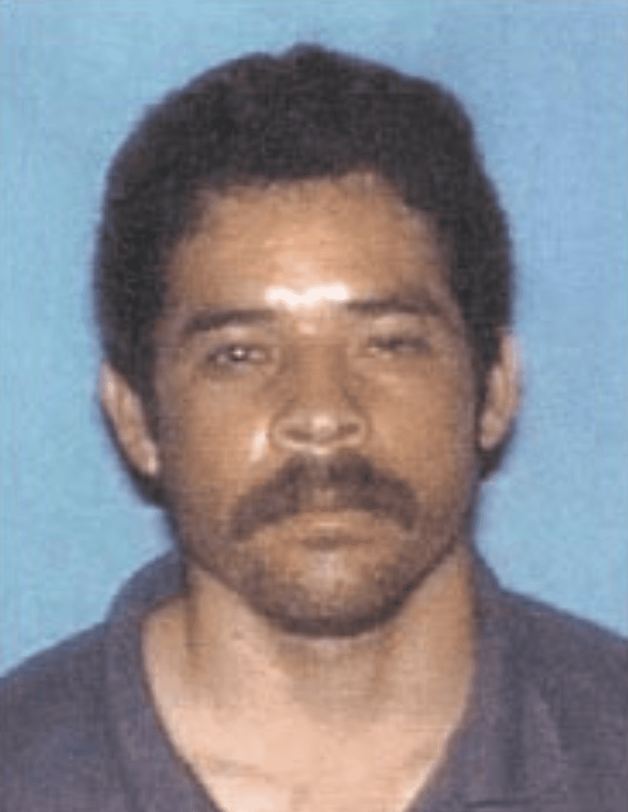 <a href="https://www.lapdonline.org/all_most_wanted/most_wanted_view/12848" target="_blank">Guillermo Lua Avila</a> es buscado por asalto y asesinato sin provocación. De acuerdo con el reporte de LAPD, el sospechoso se acercó a su víctima y sin mediar palabras lo golpeó hasta derribarlo. Acto seguido, disparó múltiples veces contra la víctima, mientras lo golpeaba en el área del torso.