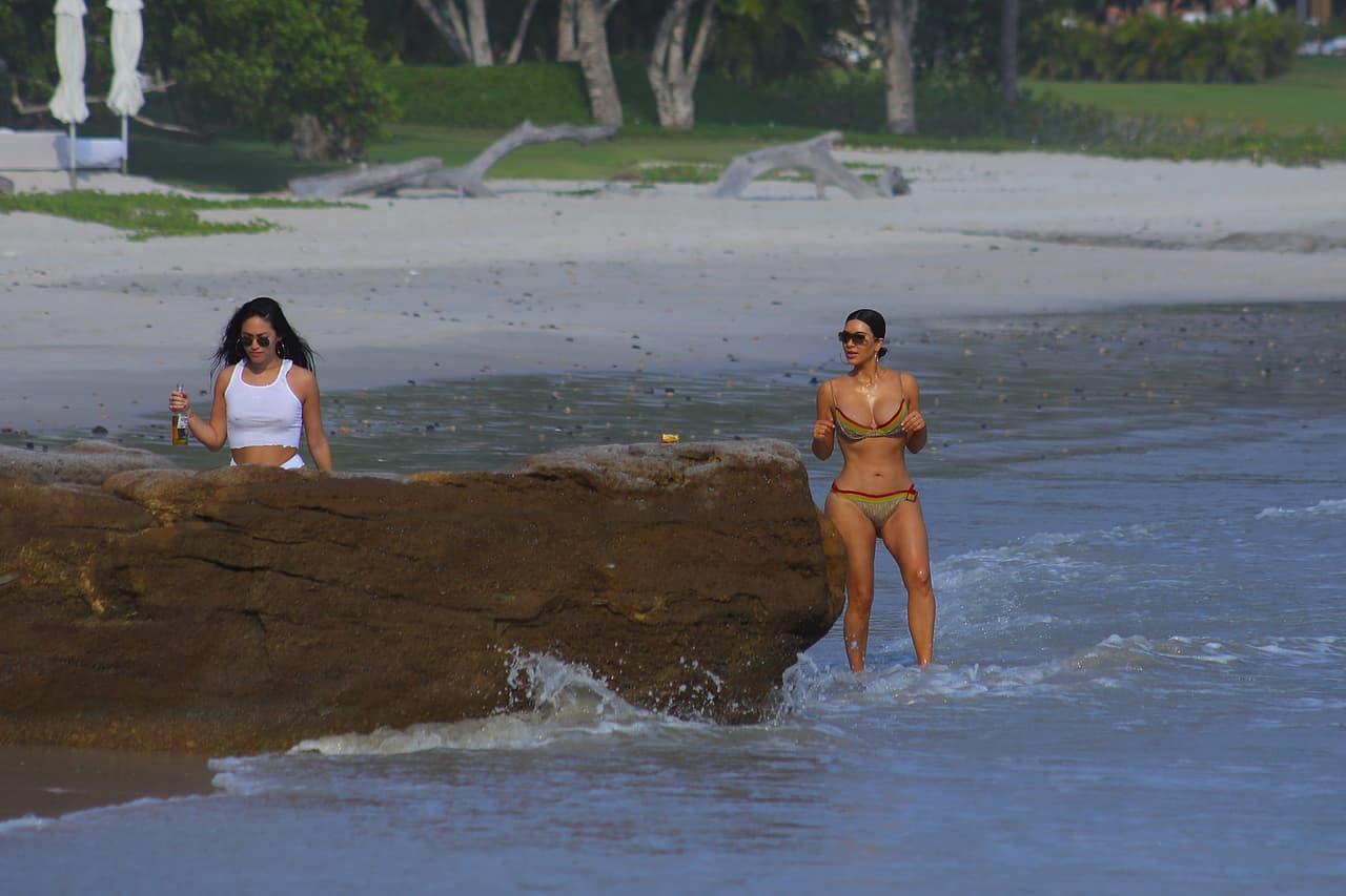 Kim Kardashian pasó el fin de semana del 22 de abril de 2017 en el resort Casa Aramara, en Tulum, México. Allí estuvo en la playa con Stephanie Sheppard, su asistente, mientras tomaba una cerveza. Además, Kourtney Kardashian también estuvo con amigas en el lugar.