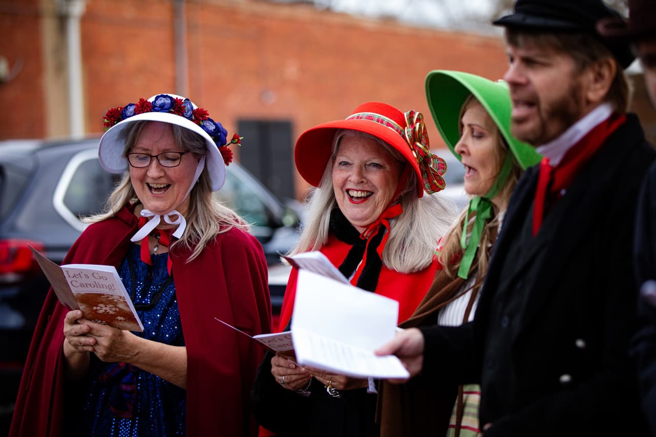 <b>Evento</b>: Christmas Village & Winter Festival -Norcross
<br>
<b>Fecha</b>: 2 de diciembre
<br>
<b>Lugar</b>: Downtown Norcross
<br>
<b>Sitio web</b>: 
<a href="https://www.norcrossga.net/2272/Historic-Norcross-Christmas-Village">https://www.norcrossga.net/2272/Historic-Norcross-Christmas-Village</a> 
<br>
<br>El Downtown Norcross Christmas Village 2023 es un alegre festival callejero de invierno. Durante el evento, los comerciantes del centro ofrecerán ofertas especiales en sus productos.