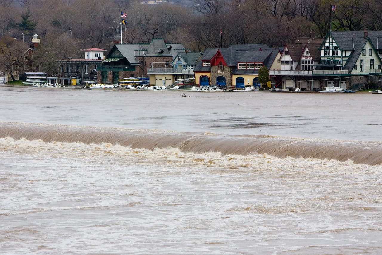 <b>El ‘nor’easter’ de abril de 2007. </b>Esta tormenta del noreste inusualmente tardía azotó entre del 14 al 18 de abril y afectó las casas y negocios de los residentes de partes de Connecticut, Maine, Nueva Jersey, Pennsylvania, Nueva York y New Hampshire. El enorme sistema medía 800 millas (unos 1,000 kilómetros) de ancho, causó severas lluvias y nevadas al noreste y generó tornados al sur. En la foto la inundación causada por la tormenta en Boathouse, Pennsylvania.