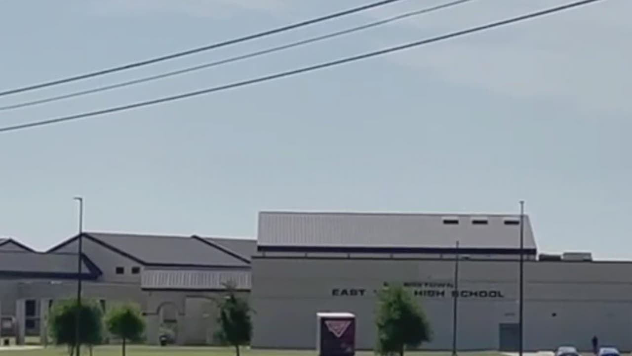 El pasado viernes tres personas perdieron la vida y cuatro más resultaron heridas en un accidente de tránsito en la intersección de FM 1660 y Chandler Rd. Se confirmó que dos de los heridos son estudiantes de la preparatoria East View.