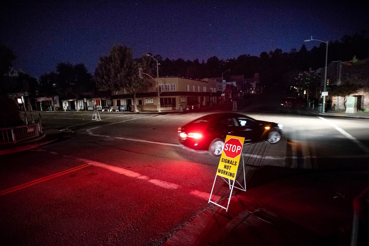 Apagones continúan en el norte de California debido al aumento de riesgo de vientos e incendios