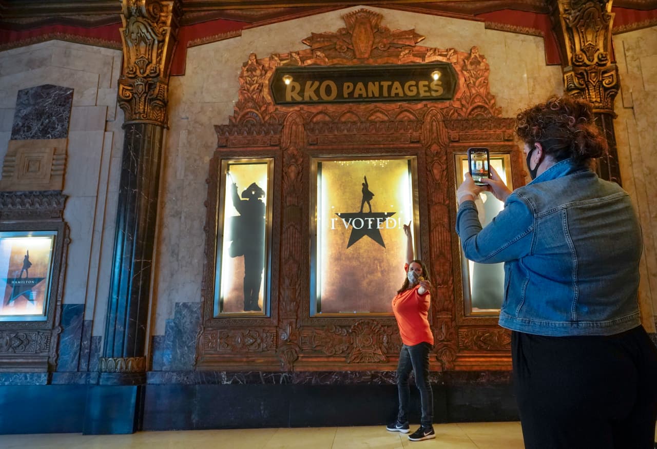 El espíritu de democracia se siente en cada centro de votación en Los Ángeles, condado que según funcionarios electorales superó las expectativas de participación durante las jornadas de votación adelantada.