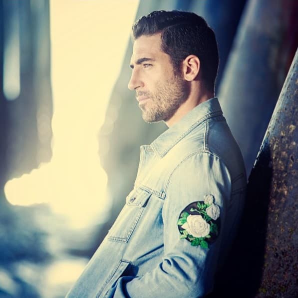 El apuesto y musculoso actor llega a la pantalla de UniMás para enamorarnos como ‘Alberto Márquez’ en la serie Velvet. Aquí te dejamos con las mejores del galán español más deseado por todas.