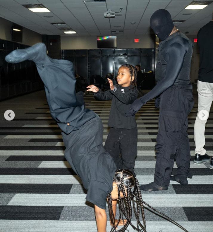 En las fotos que Kim Kardashian publicó en Instagram se ve al cantante totalmente de negro, con una máscara sobre su cabeza y ocultando el rostro. 
<br>