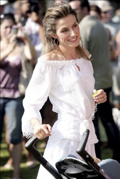 Sus brazos lucieron extremadamente flacos y su rostro sólo reflejaba cansancio y fatiga.