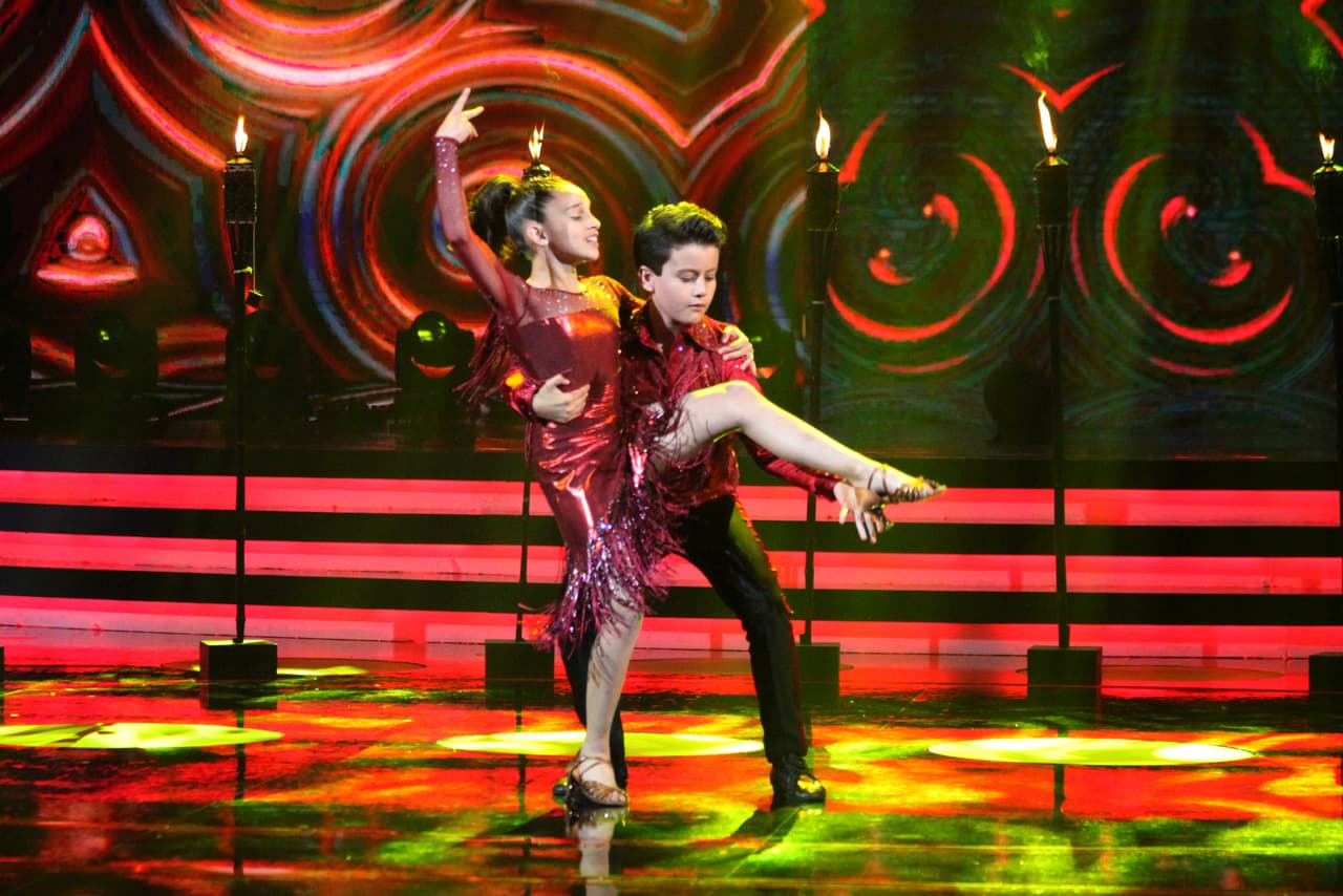 Verónica no fue la única sorprendida. Karol también quedó eufórica con esta coreografía: "Esta pareja está echando fuego", les dijo.