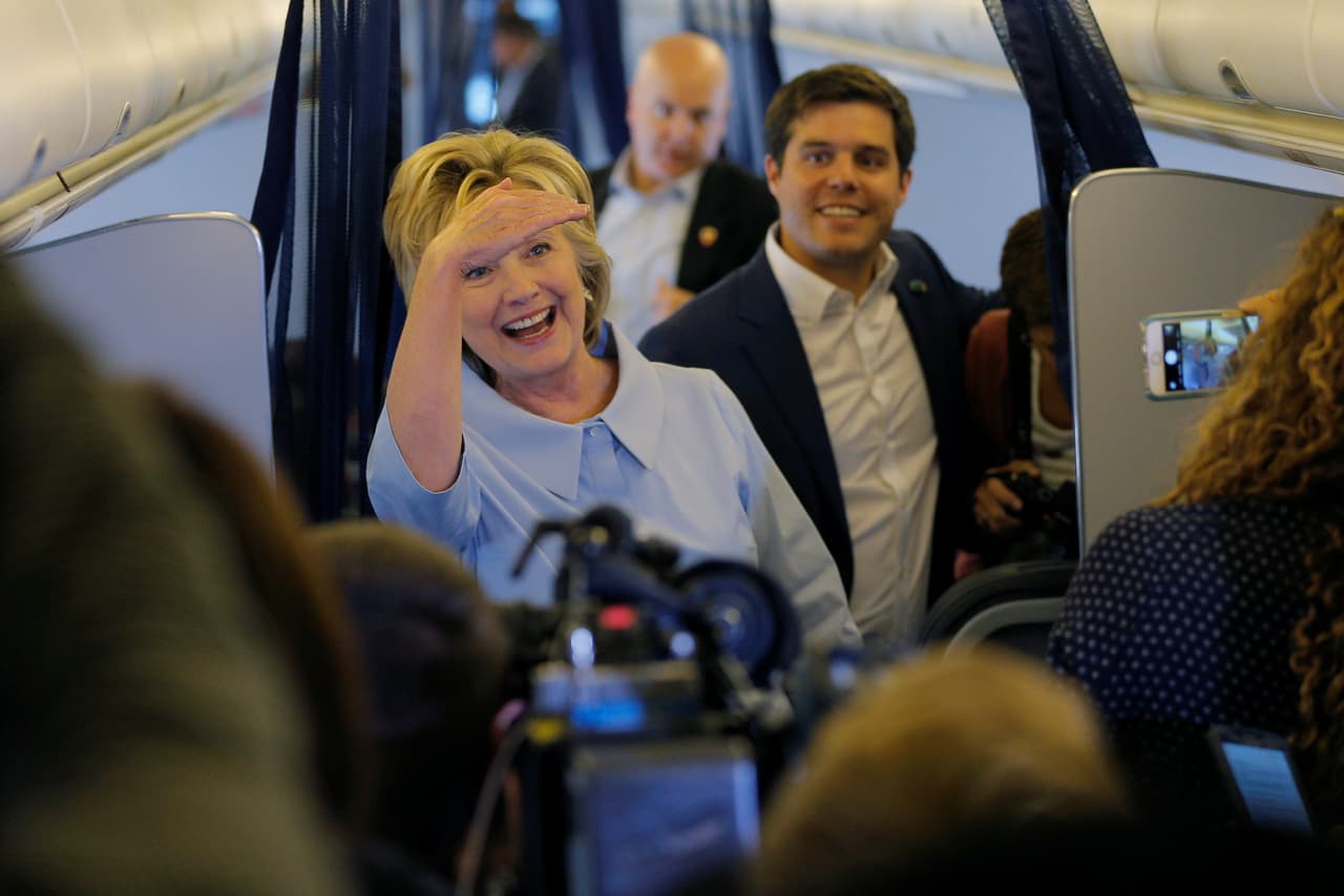 Clinton se encontró con periodistas dentro del Boeing 737.