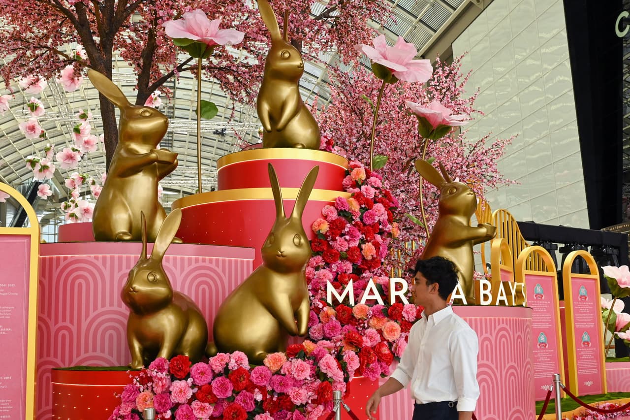 Figuras de conejos que conmemoran el Año Nuevo Lunar en el centro comercial Marina Bay Sands en Singapur, este 17 de enero de 2023.