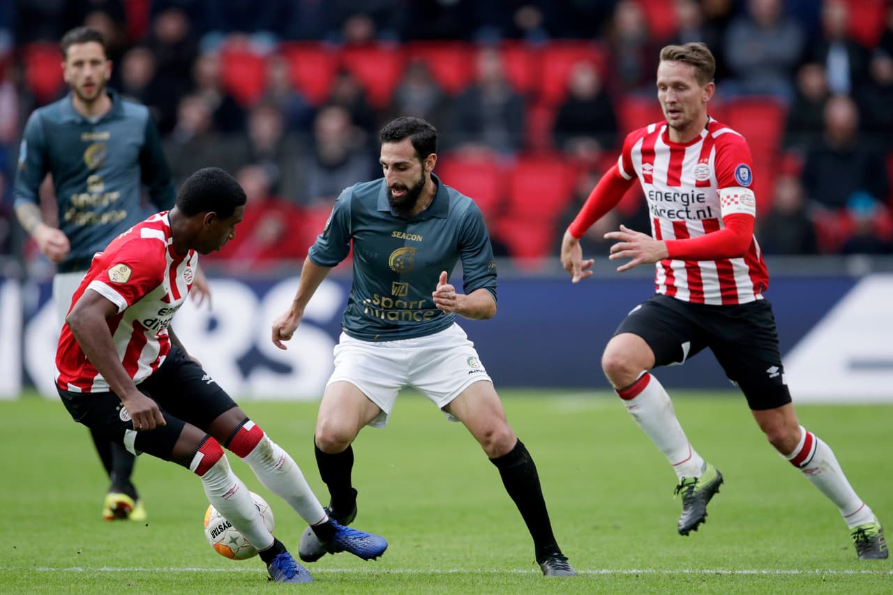 Para la segunda parte el visitante buscó reaccionar frente al líder de la Eredivisie.