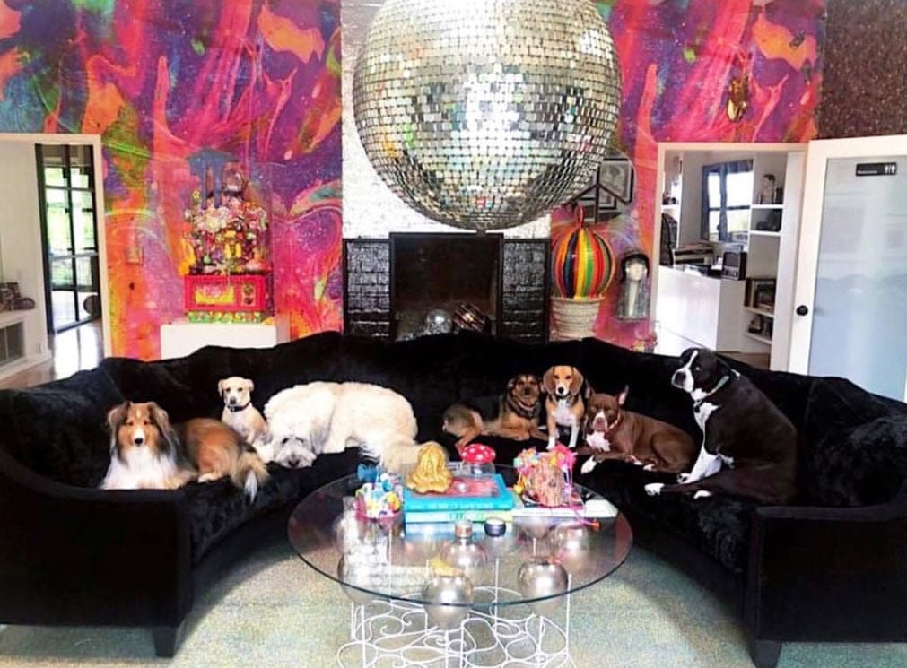 En su cuenta de Twitter Miley escribió: "Mi casa ya no está de pie, pero los recuerdos compartidos con la familia y los amigos se mantienen firmes".