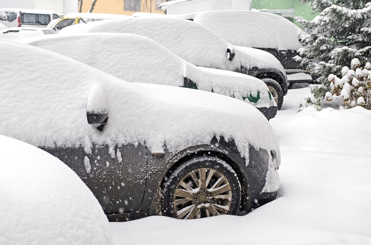 Estas sustancias pueden provocar que la pintura pierda su brillo y, peor aún, que la carrocería se corroa rápidamente. Por tal razón, es importante que tras una tormenta de nieve, tengas entre tus prioridades llevar el auto a un centro de lavado para darle el debido cuidado.