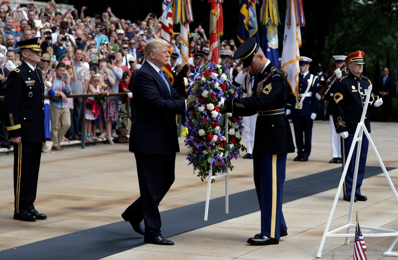 Como es tradición para los presidentes, Trump comenzó los eventos por el Día de Recordación de los Soldados Caídos dejando una ofrenda floral en la tumba del soldado desconocido en Arlington, Virginia. (AP/Evan Vucci)