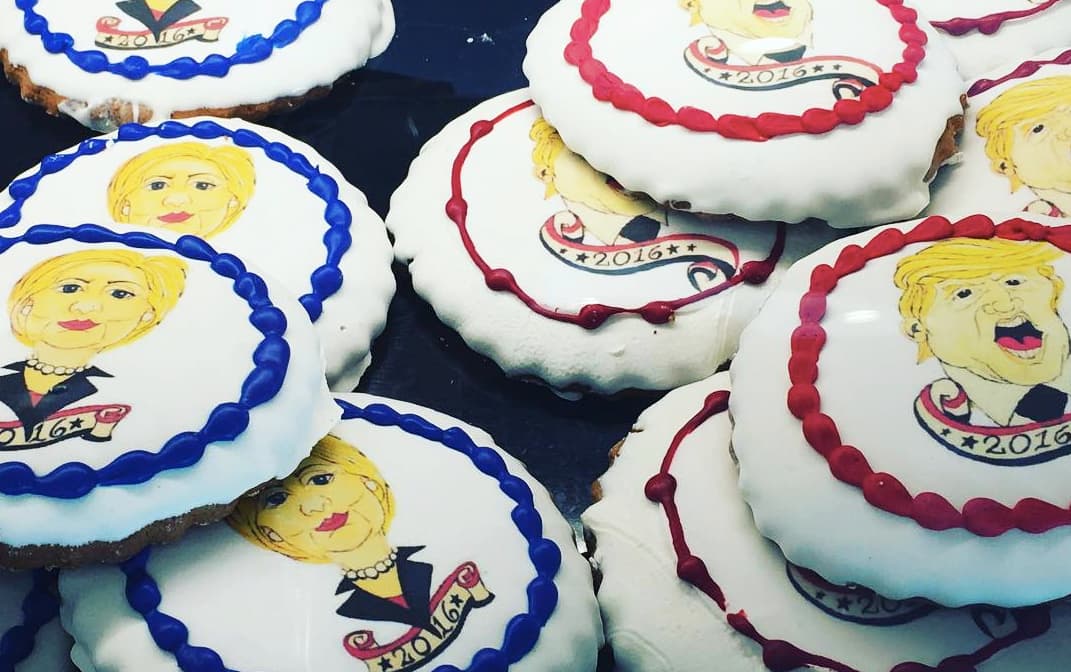 Palomitas, cupcakes y bromas: así están viendo algunos el primer debate presidencial