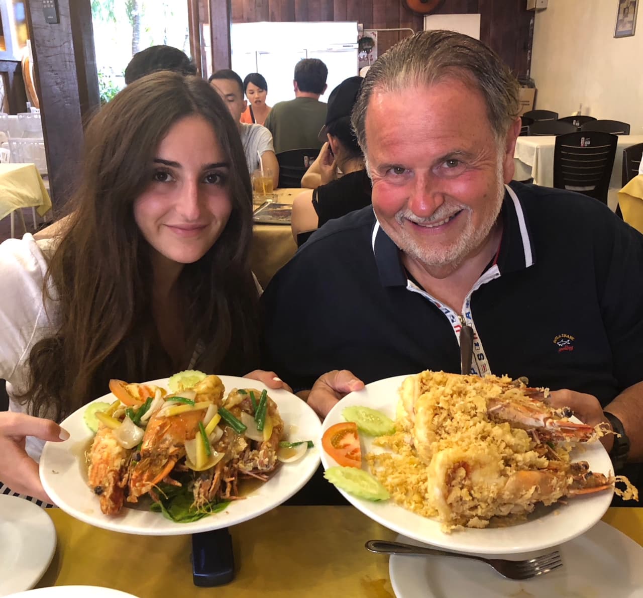 Nada como una buena comida después de un día entero en la playa donde terminaron bronceados y con mucha hambre.
<br>