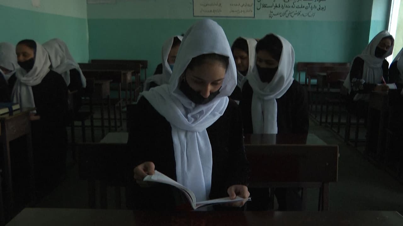 <b>En video</b>: Uno de los golpes más duros para las mujeres en este año fue el anuncio, justo coincidiendo con el Día Internacional de la Mujer, de que no se reabrirían, como estaba prometido, las escuelas secundarias para ellas.