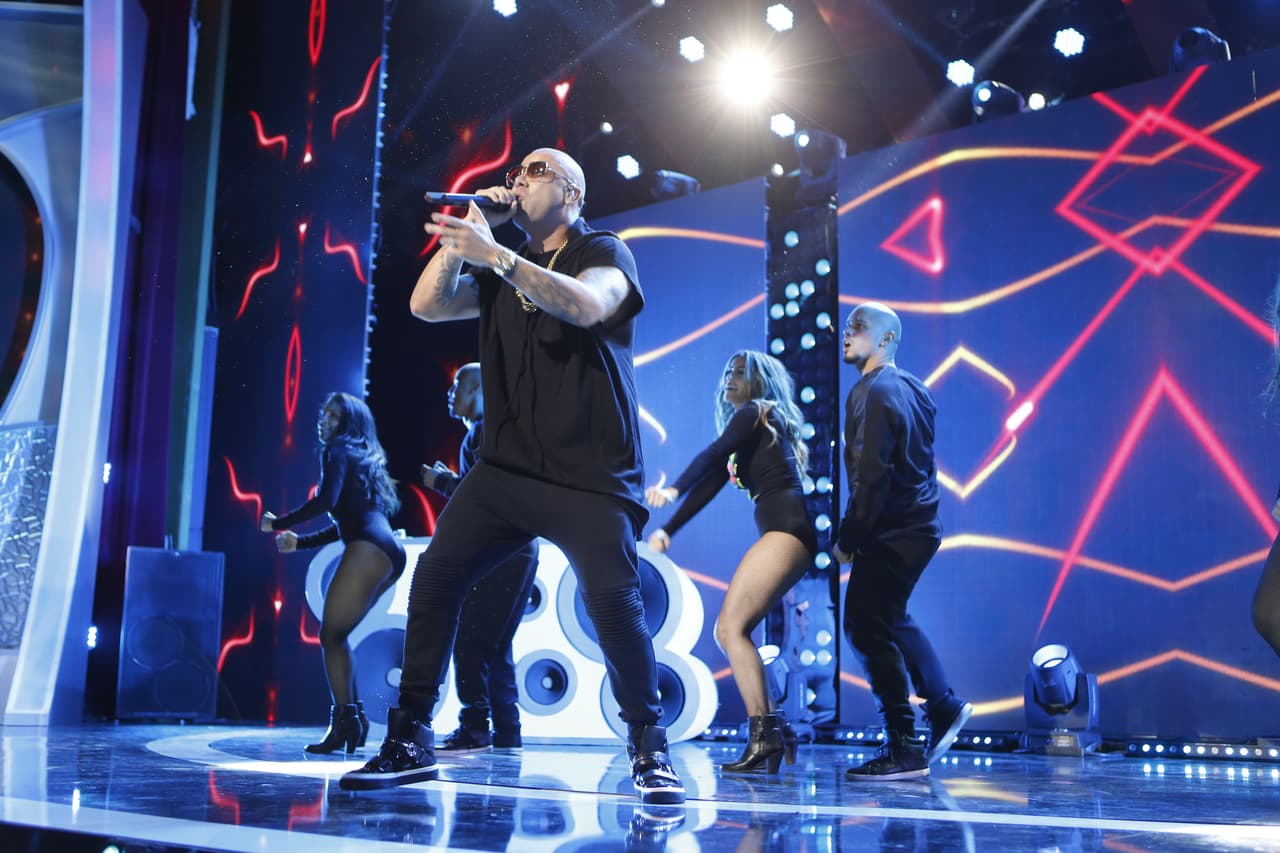Wisin empezó el show cantando 'Que Vive La Vida'