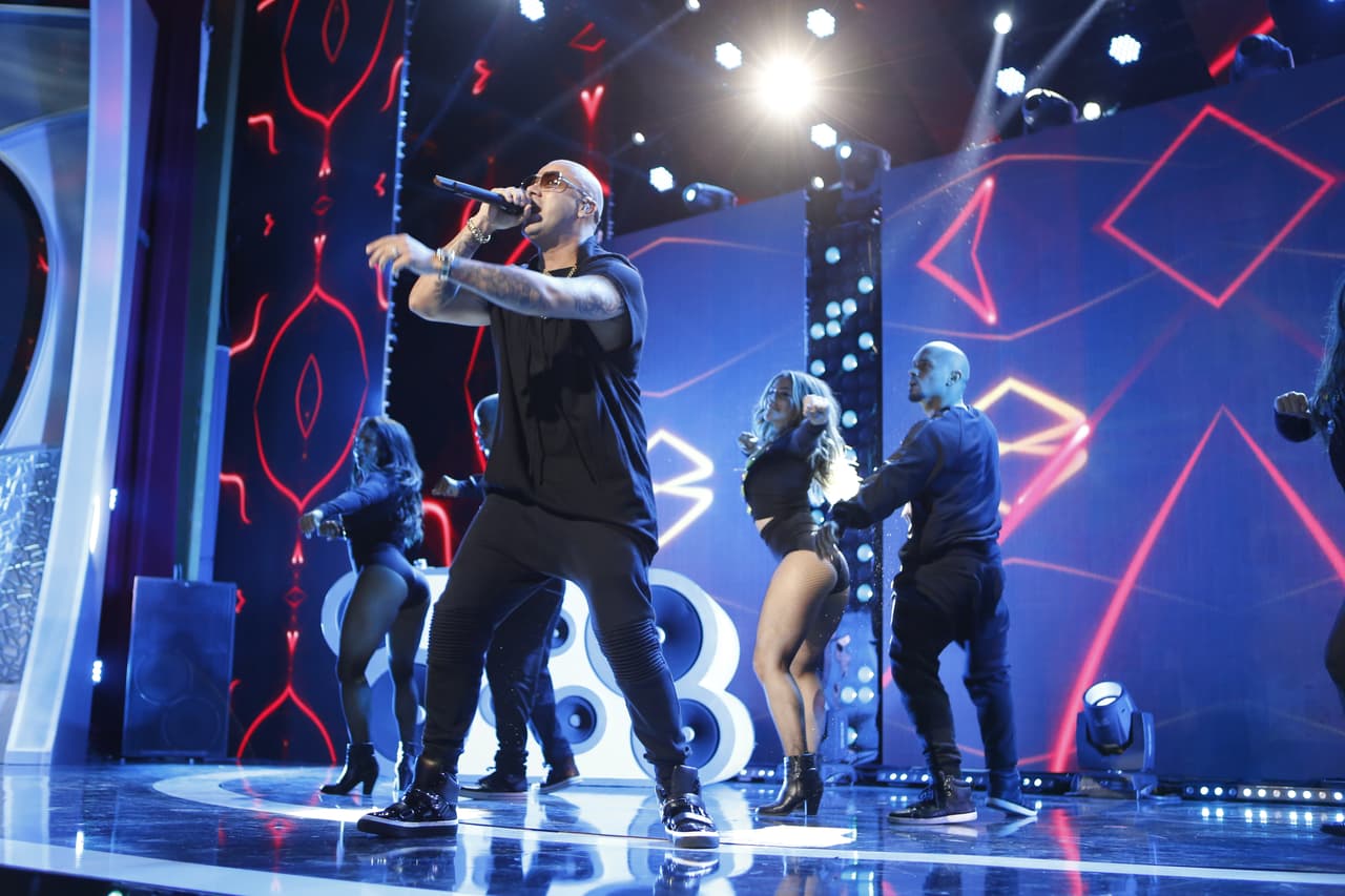Wisin empezó el show cantando 'Que Vive La Vida'