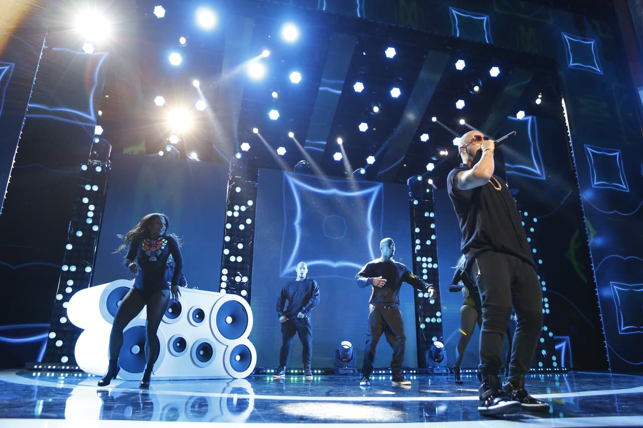 Wisin empezó el show cantando 'Que Vive La Vida'