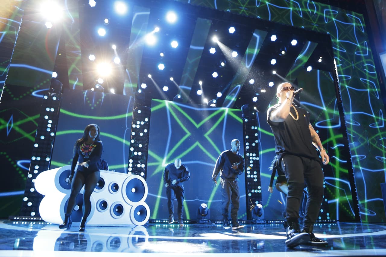 Wisin empezó el show cantando 'Que Vive La Vida'