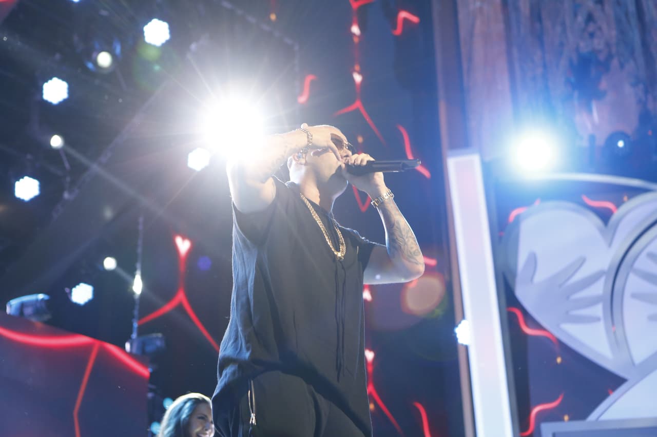 Wisin empezó el show cantando 'Que Vive La Vida'