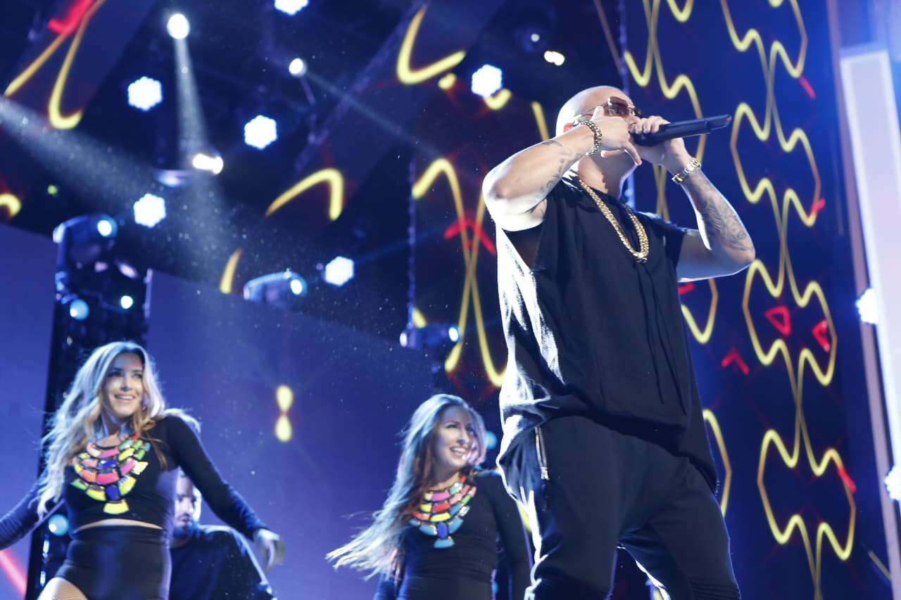 Wisin empezó el show cantando 'Que Vive La Vida'
