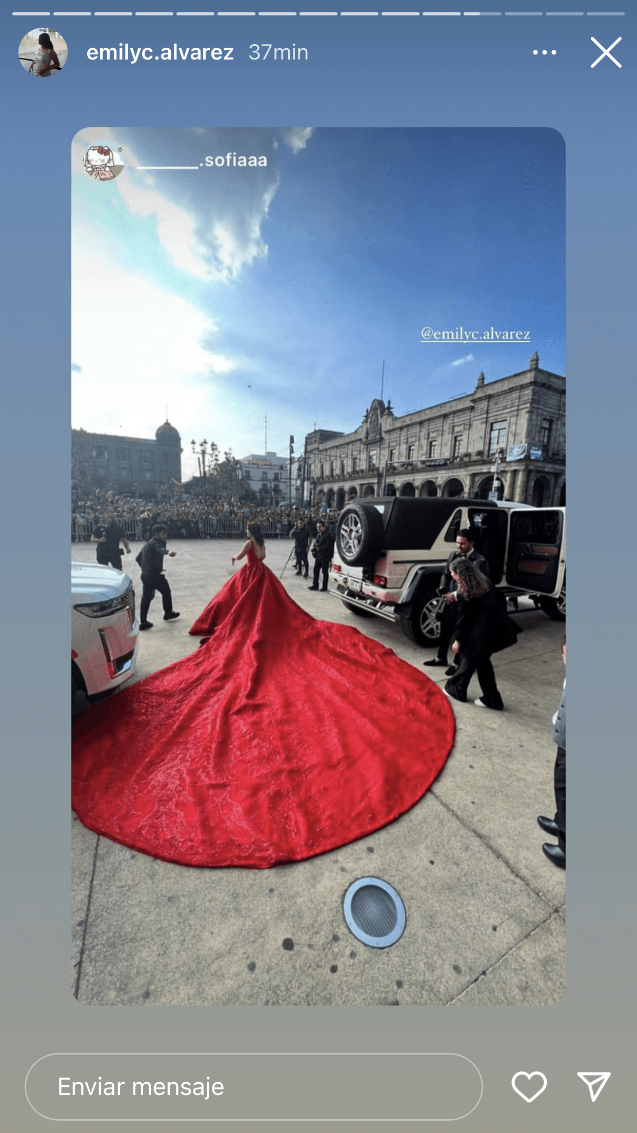 Frente al templo y del otro lado de la arteria, una muchedumbre se apostó para gritar y saludar al campeón del boxeo, a su primogénita y a los asistentes.
<br>