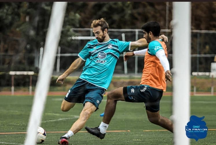 Club Puebla entrenando al máximo esfuerzo y en conjunto.