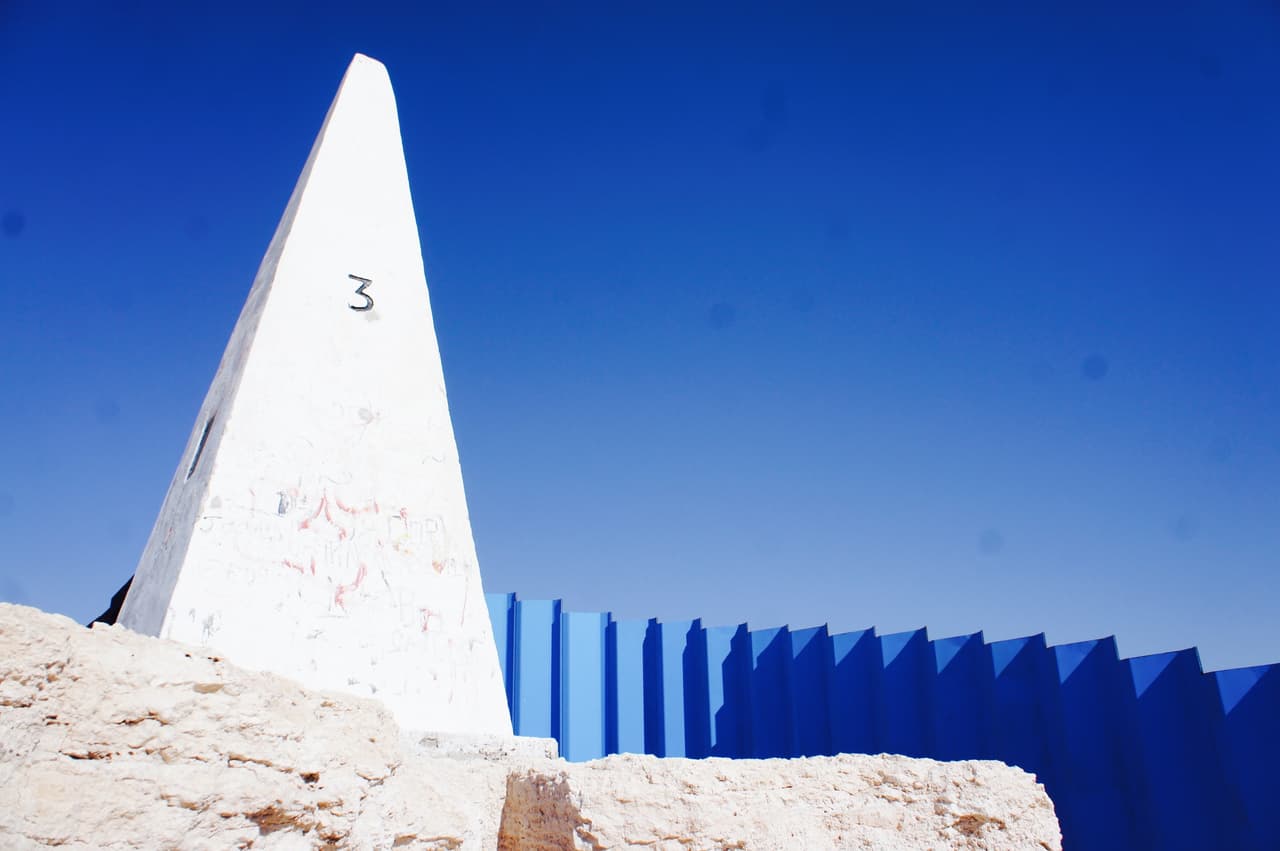 Desde 1998 hasta 2014 más de 6.000 personas han muerto en la frontera entre Estados Unidos y México, el 6% de las muertes de migrantes en todo el mundo. Fernández quiere borrar este recuerdo con su pintura.