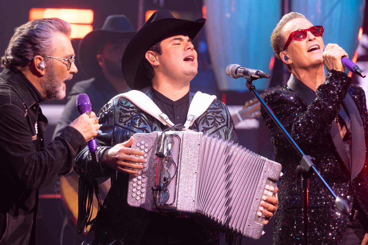 El beso de Mijares y Yahir, Emmanuel en tanga y grandes invitados: así fue la gran final de Juego de Voces