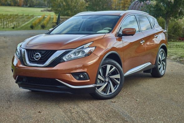 SUVs Medianas: Nissan Murano 2015- La tercera generación del Murano luce un estilo nuevo y un interior "premium". Según Nissan, la línea exterior del modelo tiene una parrilla V-Motion que se transforma en un exclusivo techo flotante y termina en los pilares laterales traseros que se parecen a la cola de un avión.