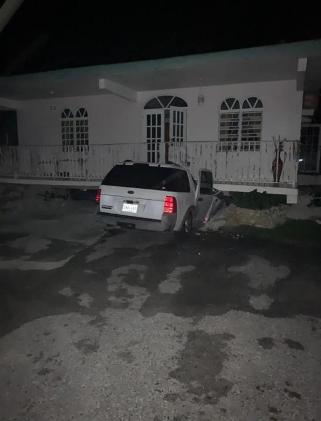 Una guagua quedó aplastada por una residencia en el sur de la Isla.