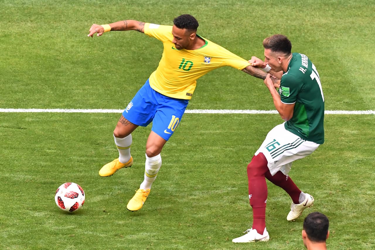 Cuando pisó el terreno mexicano Neymar fue marcado en zona por México, aquí por parte de Héctor Herrera.