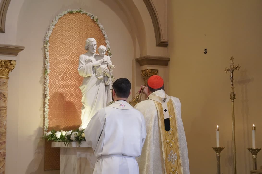 El cardenal Joseph W. Tobin, Arzobispo de Newark, bendice una estatua de San José después de la misa por 160º aniversario en la Parroquia de San José de las Palisades en West New York el 16 de marzo de 2024.