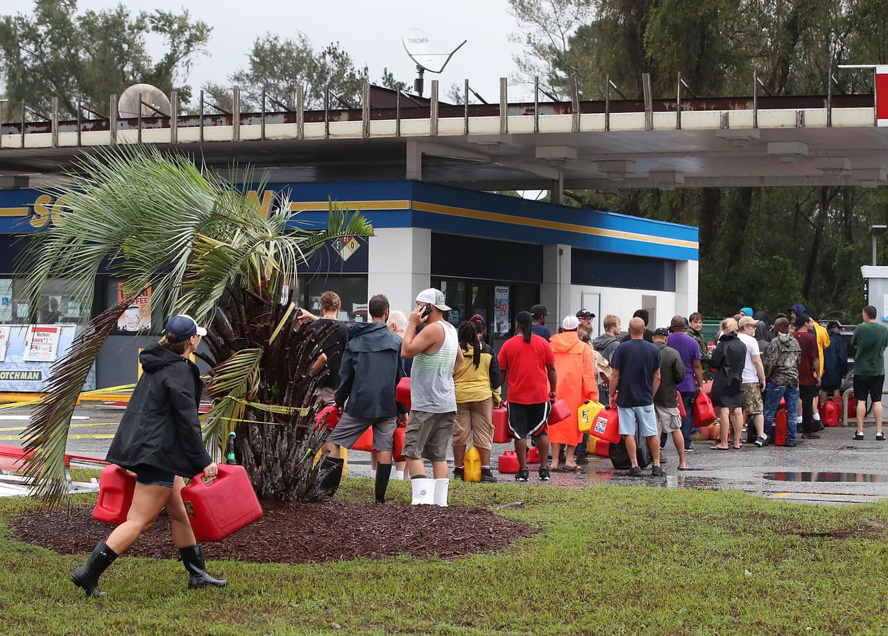 En Wilmington, donde el ojo de Florence pasó muy cerca cuando todavía era huracán, centenares hacen fila para llenar contenedores de gasolina.