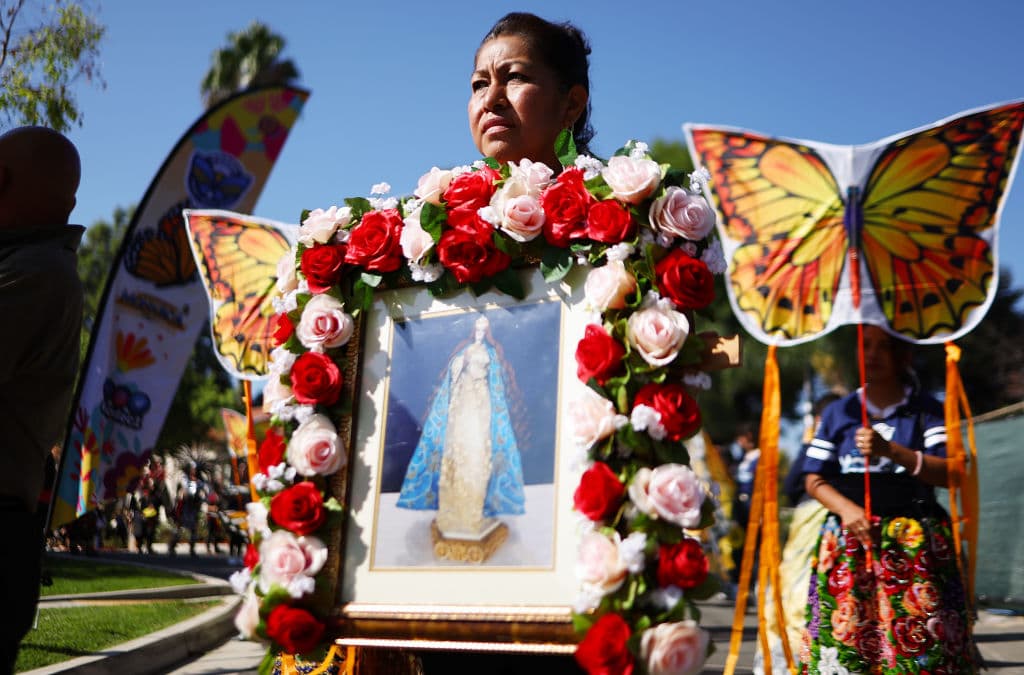 Con una procesión regresó este domingo el
<b>Festival Monarca</b> al centro de la ciudad de Perris, en
<b>Riverside, California</b>. Bárbara Acosta llevó su Virgen de Guadalupe, escoltada por dos imágenes de las mariposas que dan nombre a este evento.