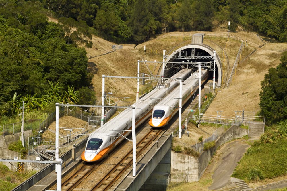 Supongamos que estamos en un tren que va hacia el norte, y a nuestro lado va otro tren, también hacia el norte. Si el nuestro va con mayor velocidad entonces el otro, aunque esté yendo en la misma dirección, nos parece alejarse, empequeñecer e ir hacia atrás. 
<br>