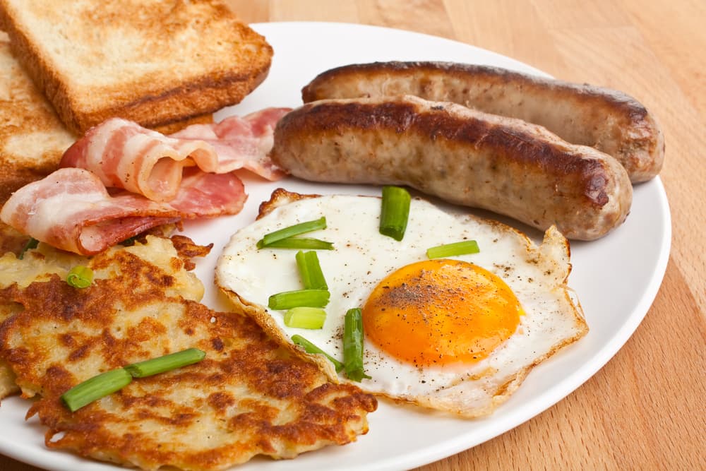 Sin embargo, el secreto está en un desayuno bien fuerte para que puedas ir quemando calorías durante el día: desayuna como rico, almuerza como obrero y cena como pobre.