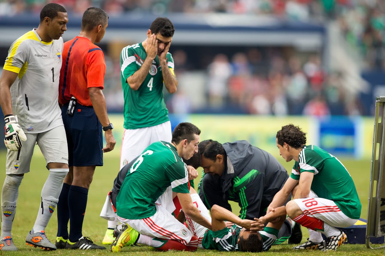 Antes del Mundial del 2014 Luis Montes sufrió fractura en la pierna derecha tras chocar con el ecuatoriano Segundo Castillo, quien también se perdió la cita orbital.