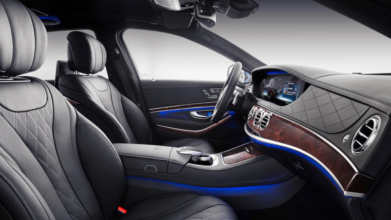 Las mejoras del 
<b>Mercedes-Maybach Clase-S</b> para 2019 lo separan aún más del Mercedes-Benz Clase-S regular y demuestran que a diferencia del abortado intento de 1997, esta vez Maybach toma con más paciencia y estrategia su misión de competir con Bentley y Rolls-Royce como 
<b>uno de los autos más lujosos del planeta</b>.