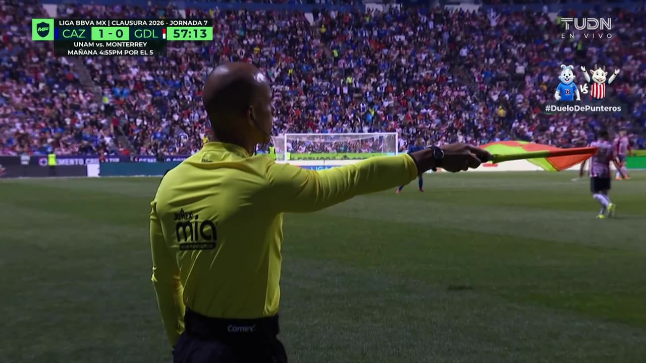 ¡Gol anulado a Cruz Azul! ¡Rodolfo Rotondi está en fuera de lugar y se salva Chivas del 2-0!
