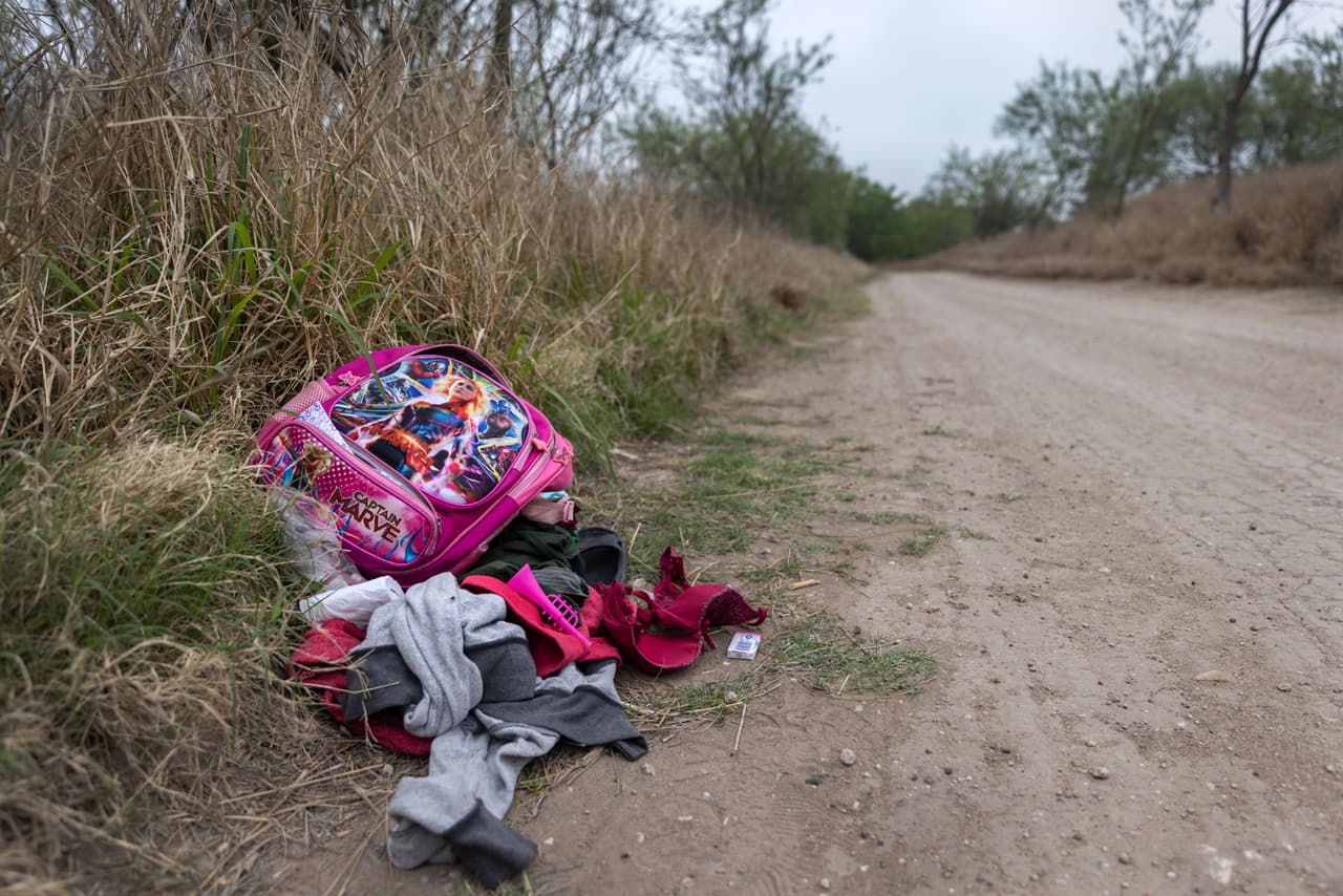 También si cree que la persona que usted conoce está desaparecida en el lado de la frontera de los Estados Unidos,sepa que 
<a href="https://humaneborders.org/informacion-sobre-inmigrantes-perdidos/" target="_blank">existen grupos a los que puede acudir para iniciar una búsqueda y dar con su paradero.</a> A continuación, los números de contactos.
<br>
<ul>
 <li data-stringify-indent="0" style="box-sizing: inherit; margin-bottom: 0px; list-style-type: none; margin-left: 28px;"><b>Si la persona cruzó la frontera entrando por Texas:</b> Llame al <a target="_blank" href="tel:3613252555">361-325-2555</a> para recibir ayuda del South Texas Human Rights Center.</li>
</ul>
<ul>
 <li data-stringify-indent="0" style="box-sizing: inherit; margin-bottom: 0px; list-style-type: none; margin-left: 28px;"><b>Si la persona cruzó la frontera entrando por California:</b> Llame al <a target="_blank" href="tel:7605213768">760-521-3768</a> para recibir ayuda de Águilas del Desierto.</li>
 <li></li>
 <li><b>Si la persona cruzó la frontera entrando por Arizona o Nuevo México: </b><a href="https://nomoredeaths.org/searching-for-someone-missing-at-the-border/search-and-rescue-emergencies-steps-to-take/" target="_blank">Llame también al número de teléfono de ayuda de No Más Muertes (520) 585-5881.</a></li>
</ul>
